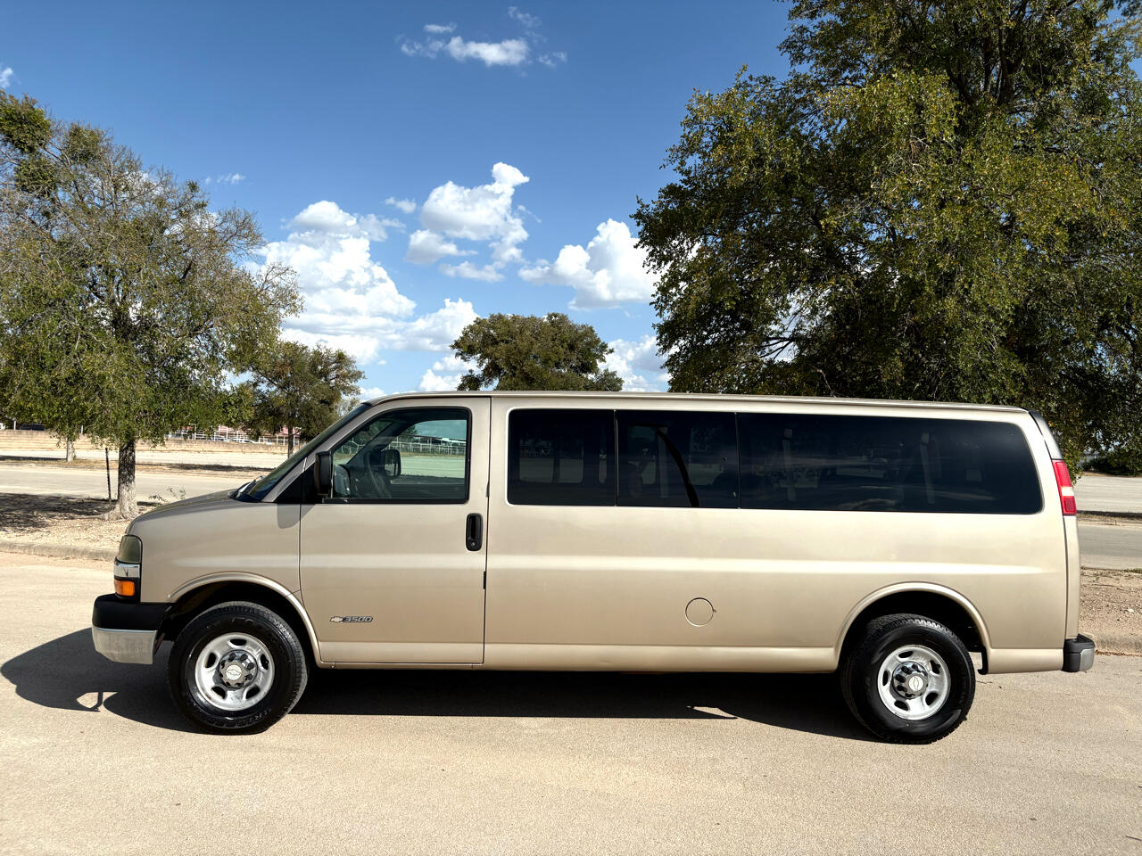 2005 Chevrolet Express 3500 photo 2