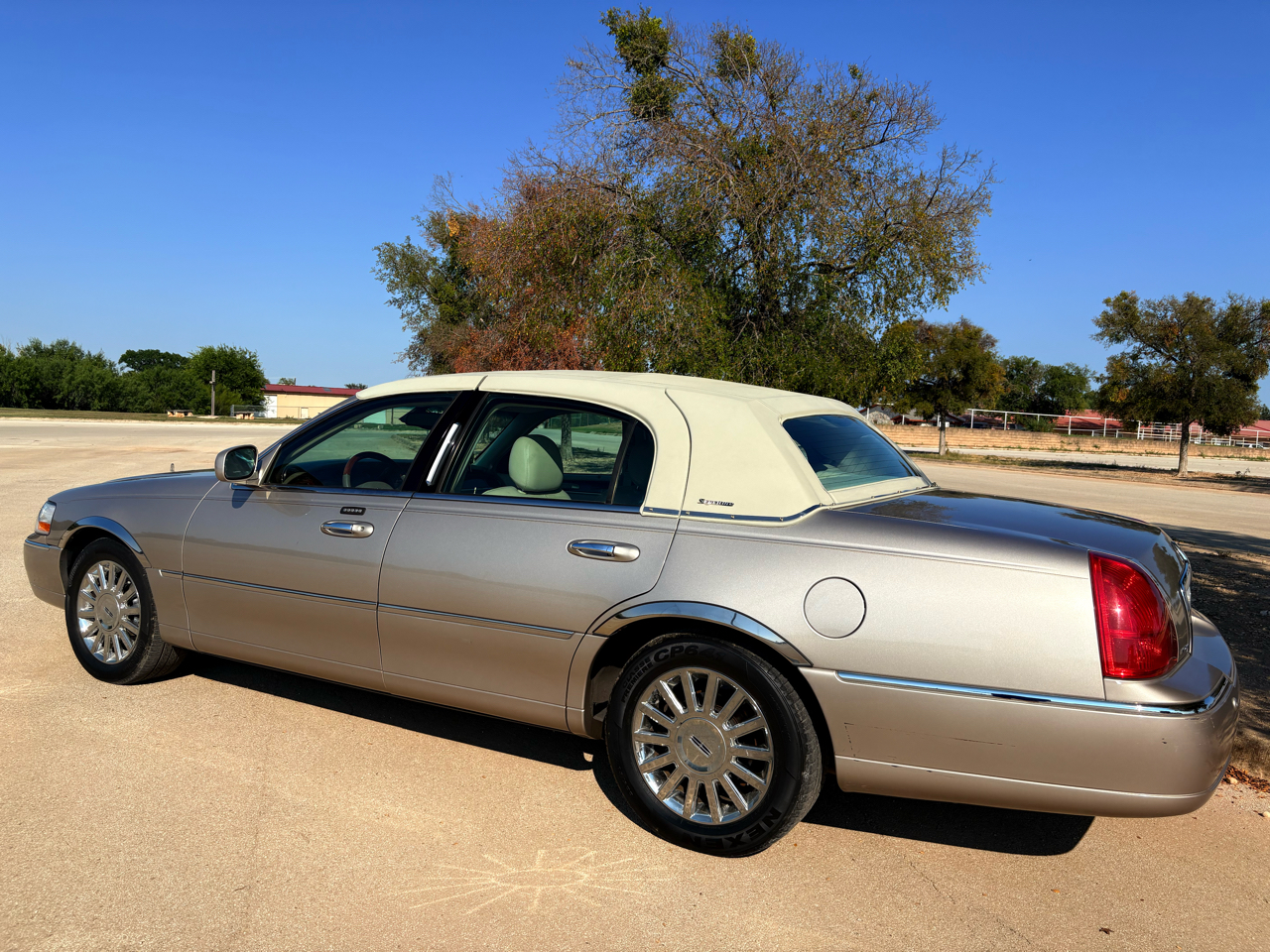 Lincoln Town Car Signature 2003 Lincoln Town Car Signature 2003