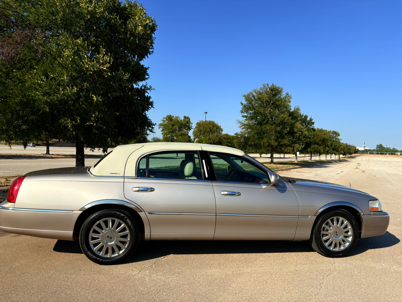 Lincoln Town Car Signature 2003 Lincoln Town Car Signature 2003