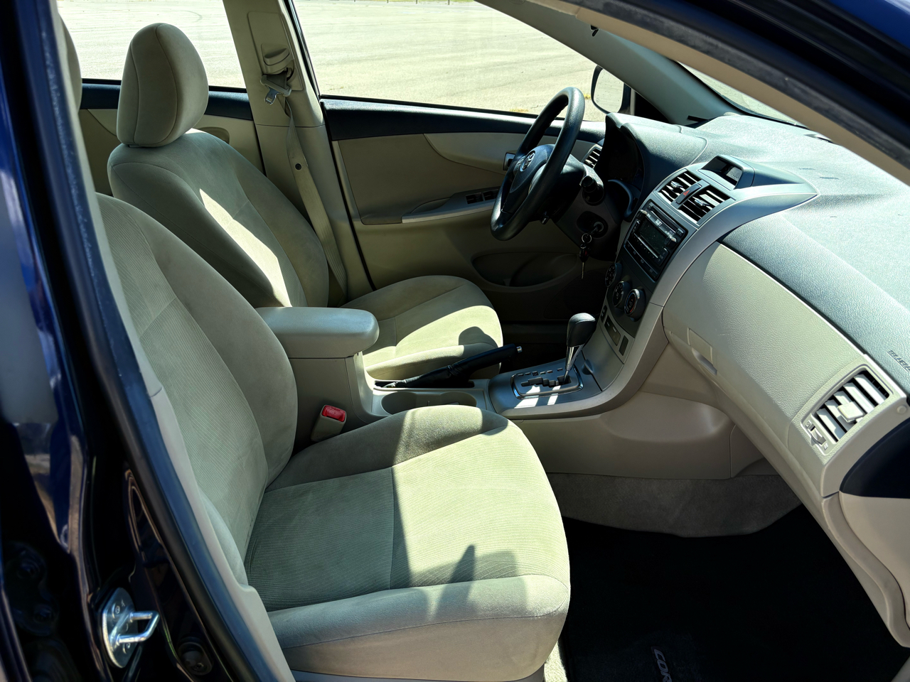 2012 Toyota Corolla LE photo 3