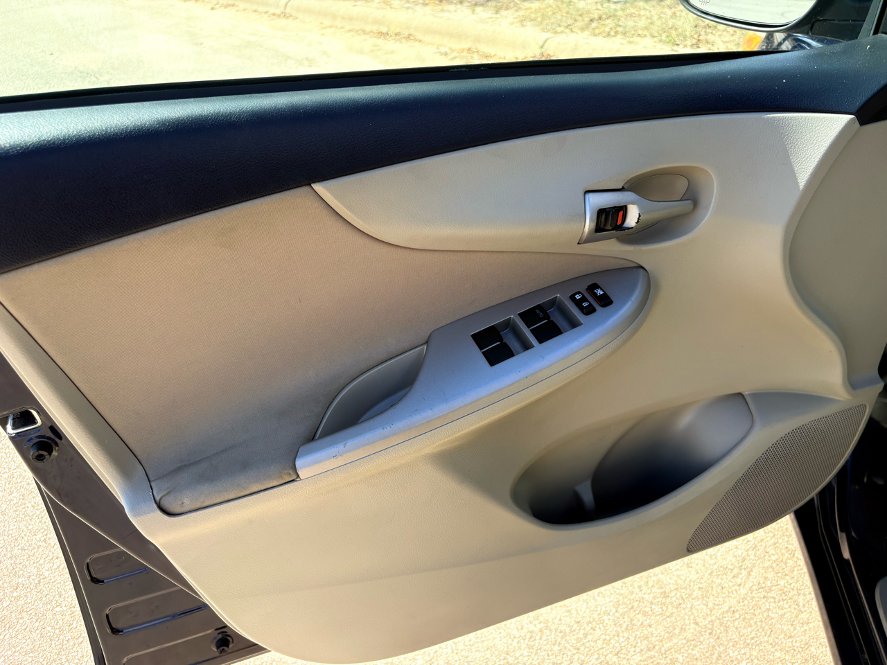 2012 Toyota Corolla LE photo 16