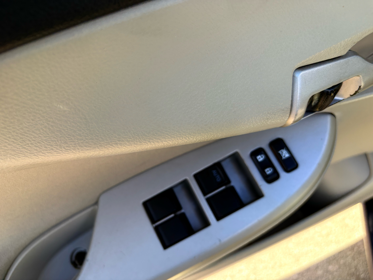 2012 Toyota Corolla LE photo 17
