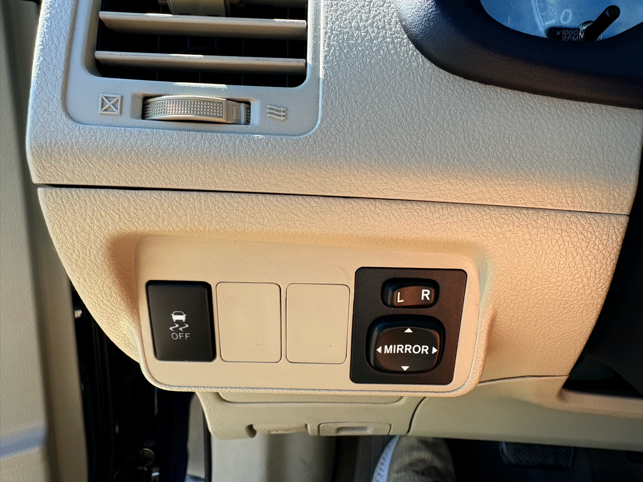 2012 Toyota Corolla LE photo 18