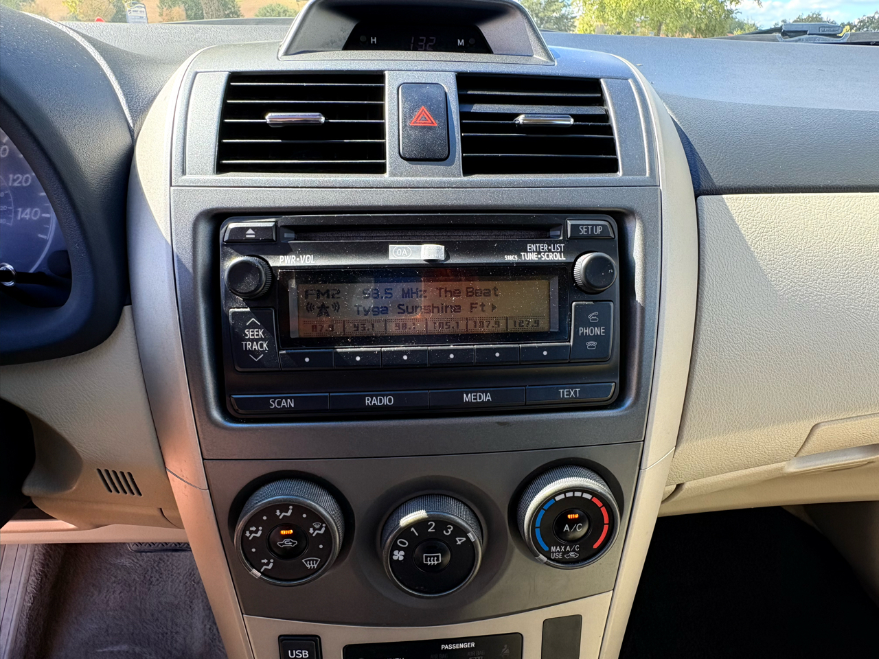 2012 Toyota Corolla LE photo 22