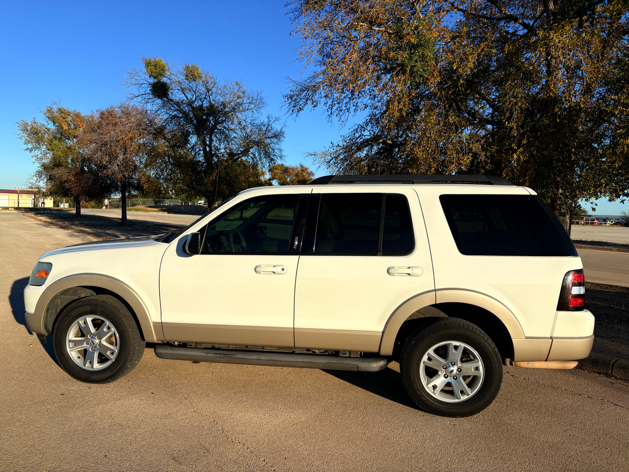 Ford Explorer XLT 4.0L 2WD 2010