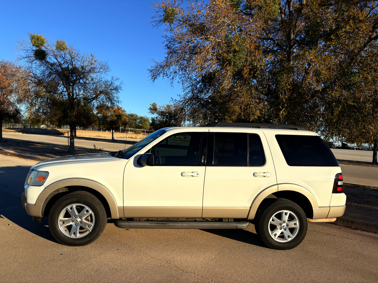 Ford Explorer XLT 4.0L 2WD 2010