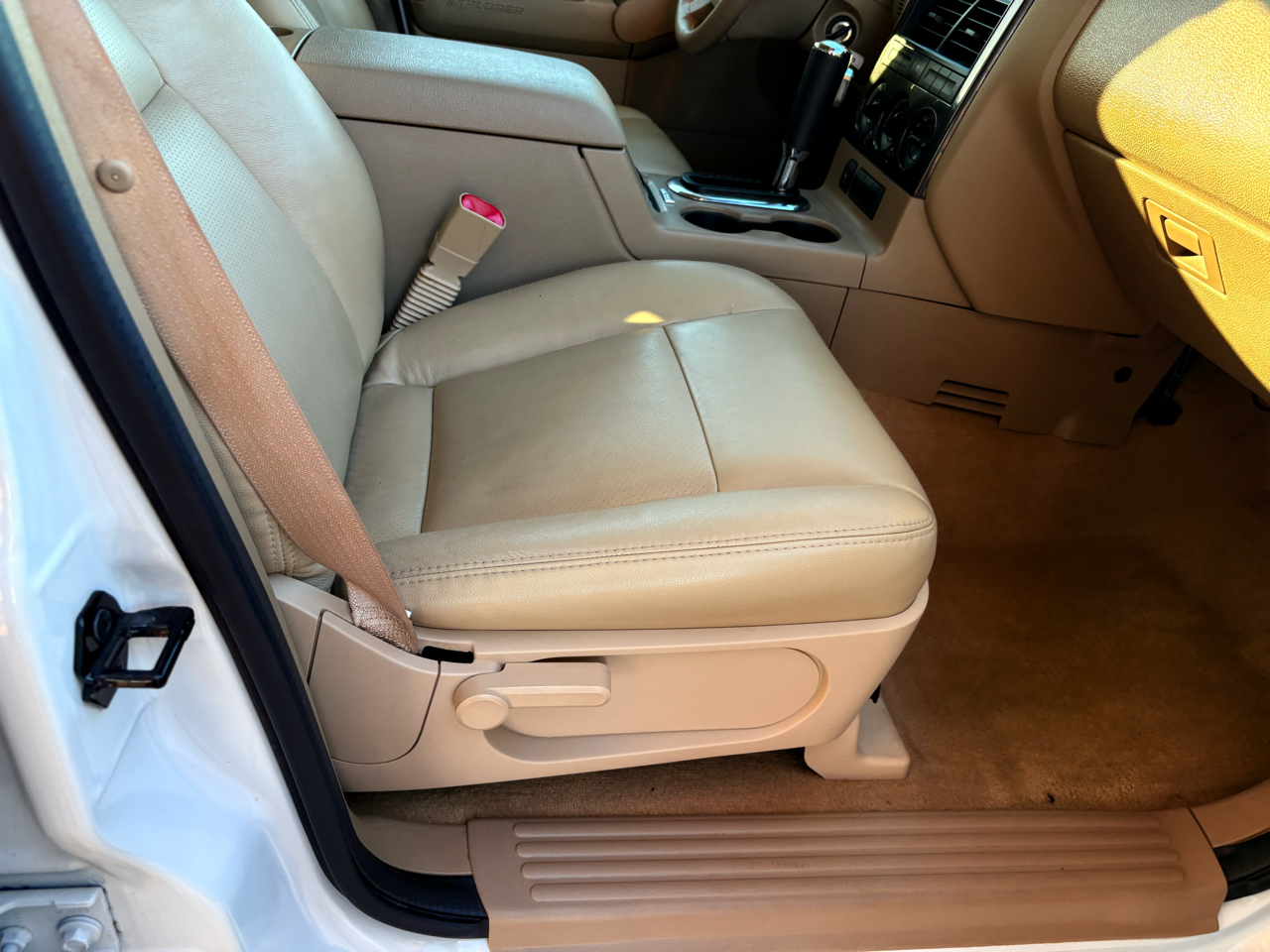 Ford Explorer XLT 4.0L 2WD 2010