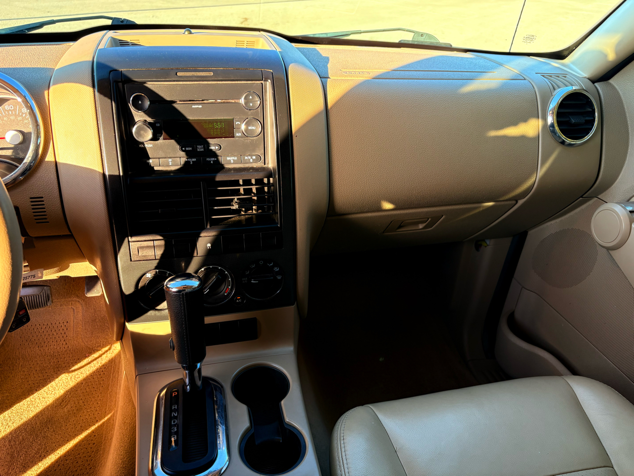 Ford Explorer XLT 4.0L 2WD 2010