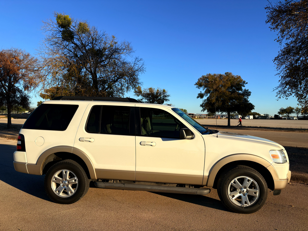 Ford Explorer XLT 4.0L 2WD 2010