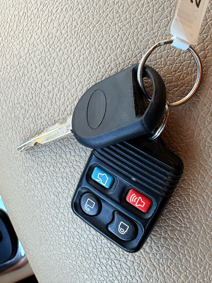 Ford Explorer XLT 4.0L 2WD 2010