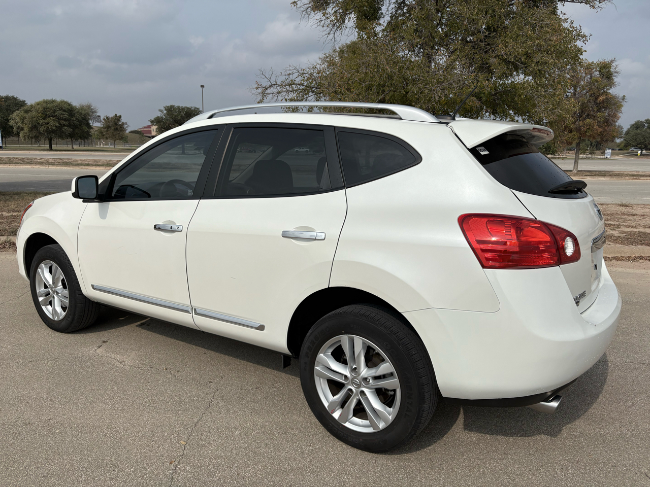 2013 Nissan Rogue SV photo 2