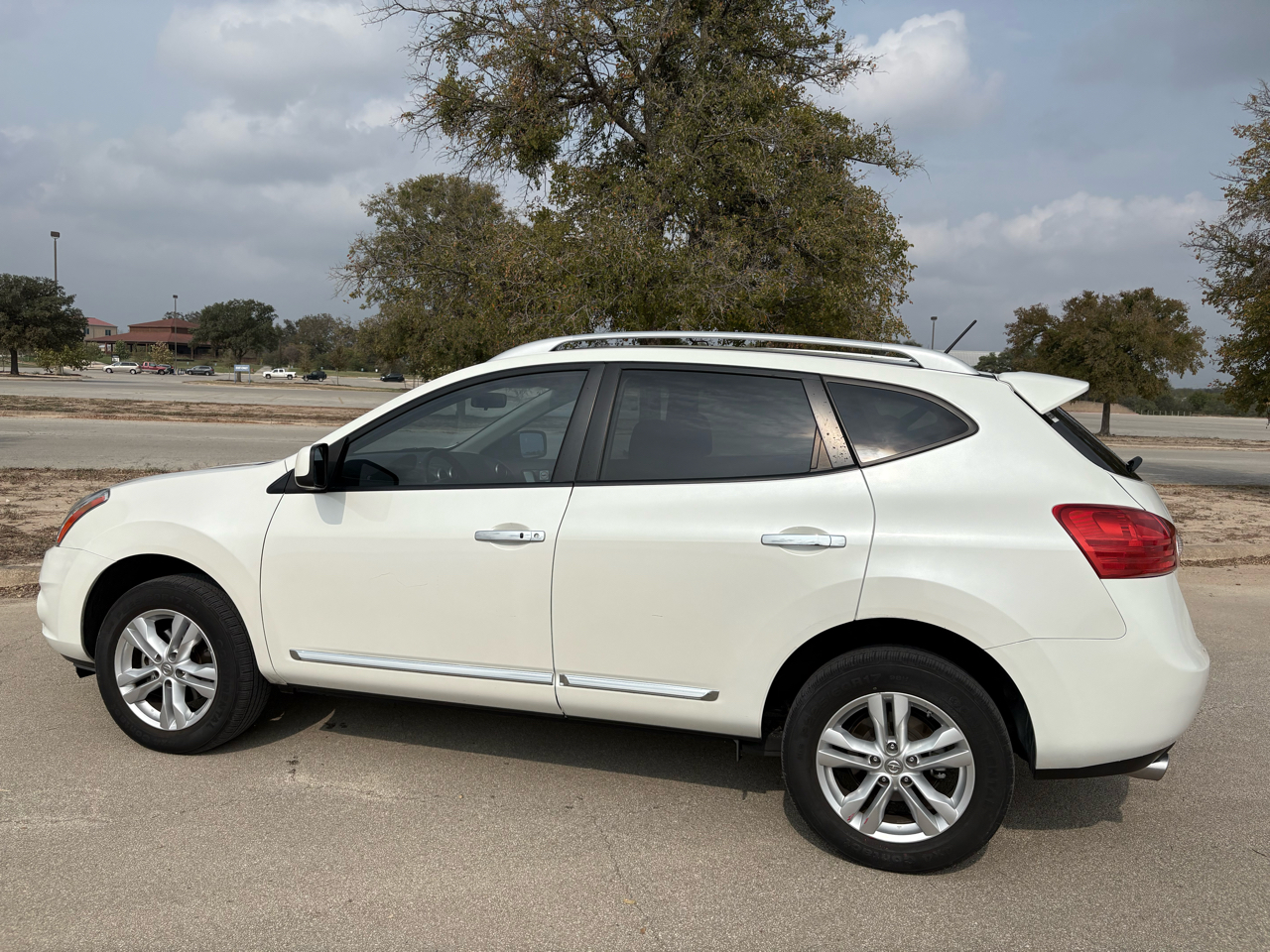 2013 Nissan Rogue SV photo 3