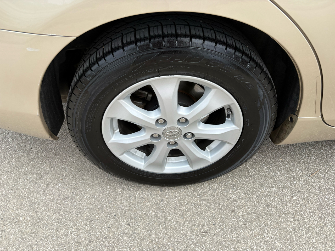 2011 Toyota Camry LE photo 3