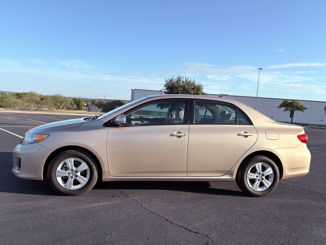 2011 Toyota Corolla LE photo 2