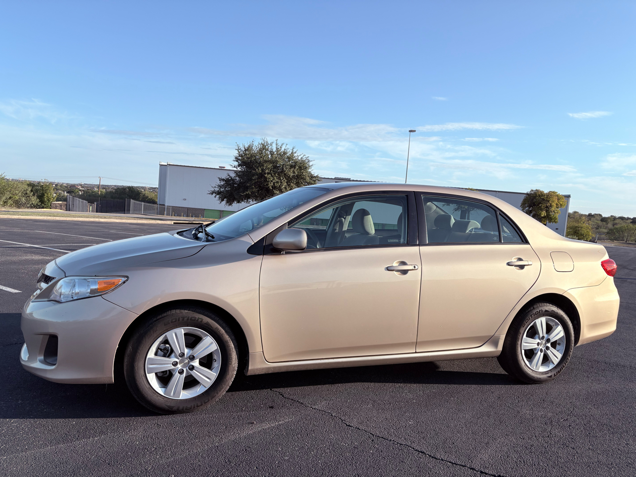 2011 Toyota Corolla LE photo 4
