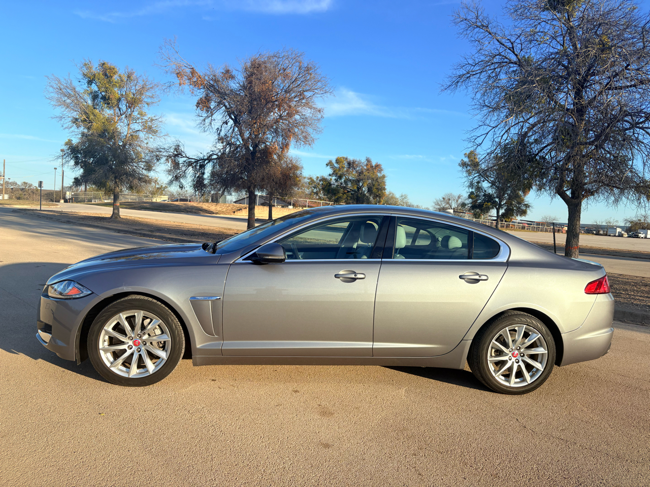 Jaguar XF 4dr Sdn I4 T Premium RWD 2015