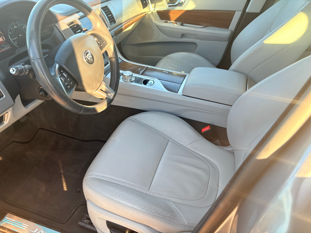 Jaguar XF 4dr Sdn I4 T Premium RWD 2015