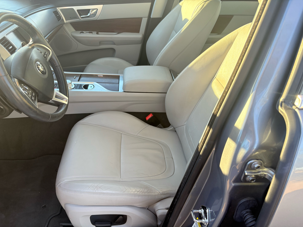 Jaguar XF 4dr Sdn I4 T Premium RWD 2015