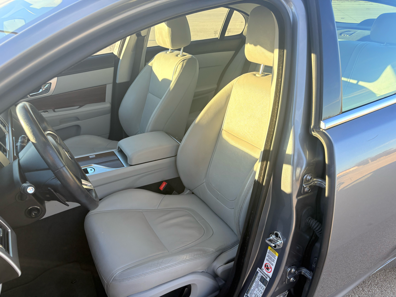 Jaguar XF 4dr Sdn I4 T Premium RWD 2015