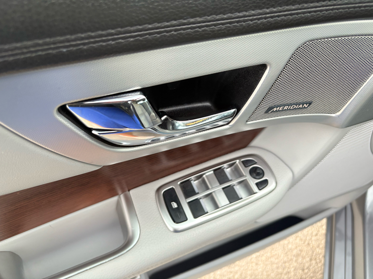 Jaguar XF 4dr Sdn I4 T Premium RWD 2015