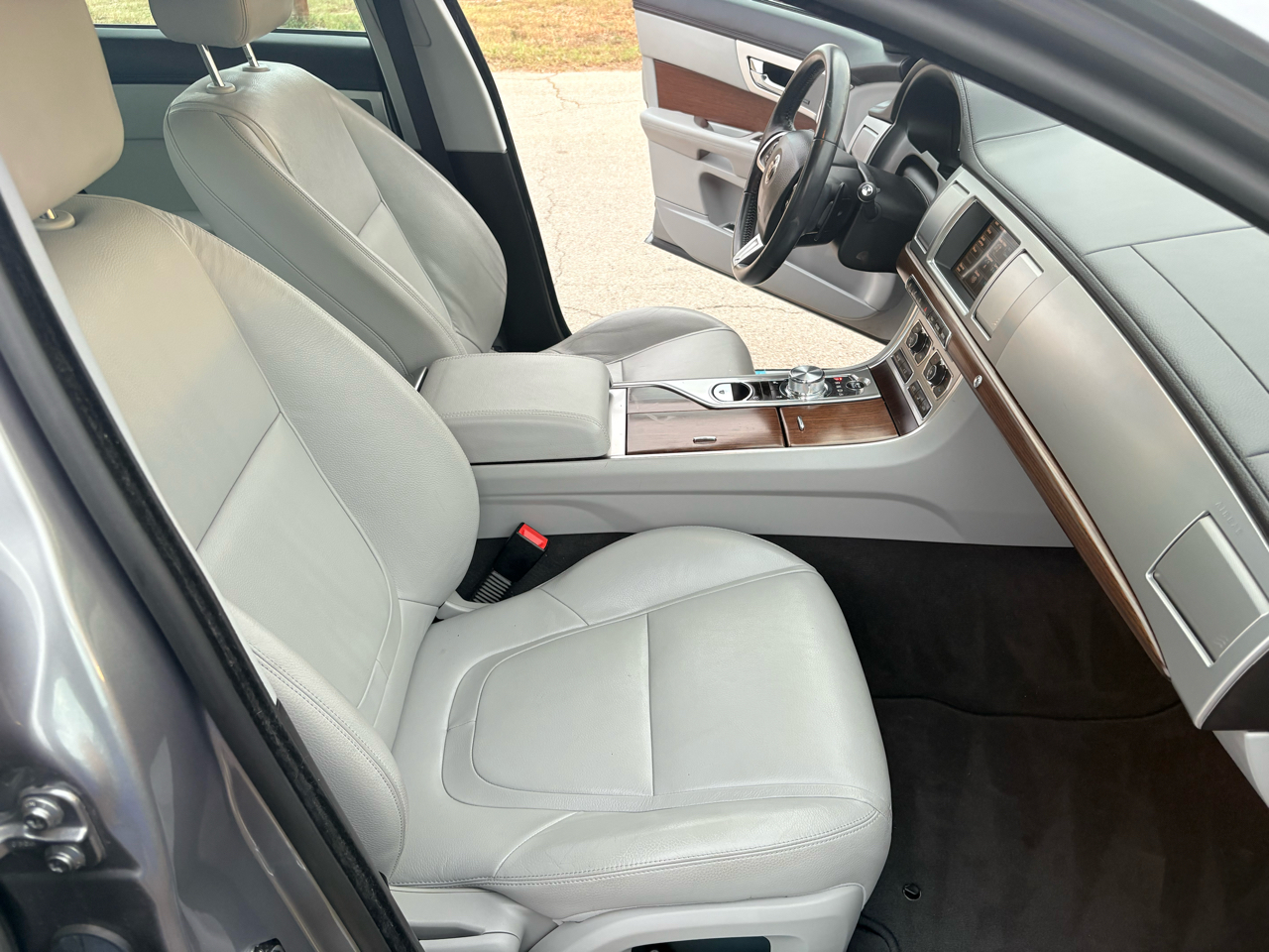 Jaguar XF 4dr Sdn I4 T Premium RWD 2015