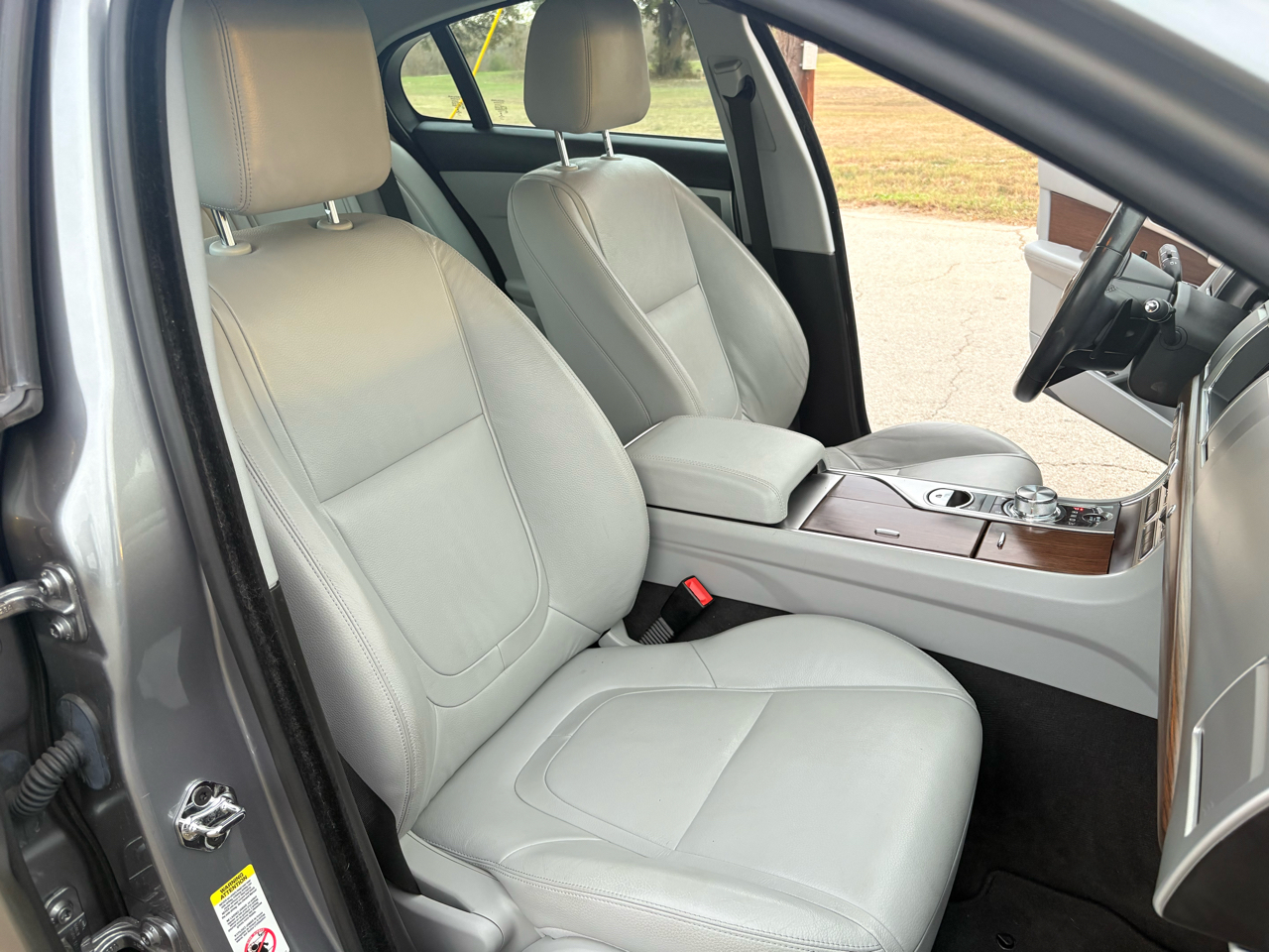 Jaguar XF 4dr Sdn I4 T Premium RWD 2015