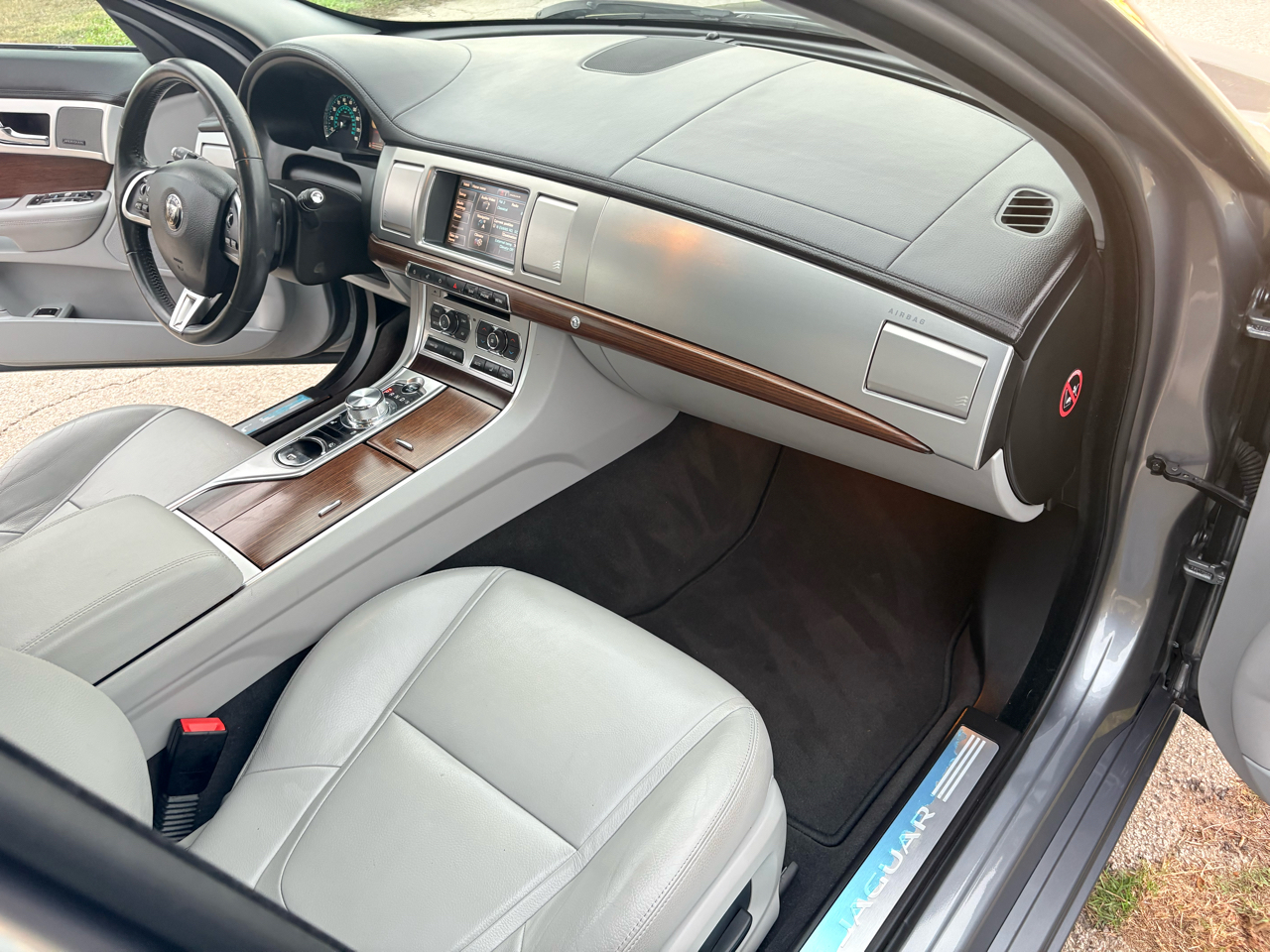 Jaguar XF 4dr Sdn I4 T Premium RWD 2015