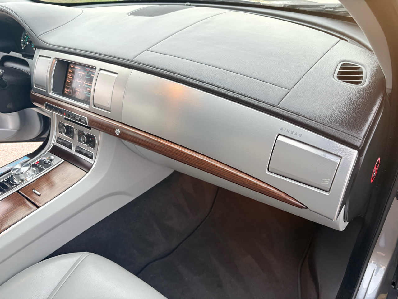 Jaguar XF 4dr Sdn I4 T Premium RWD 2015