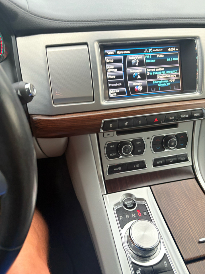 Jaguar XF 4dr Sdn I4 T Premium RWD 2015