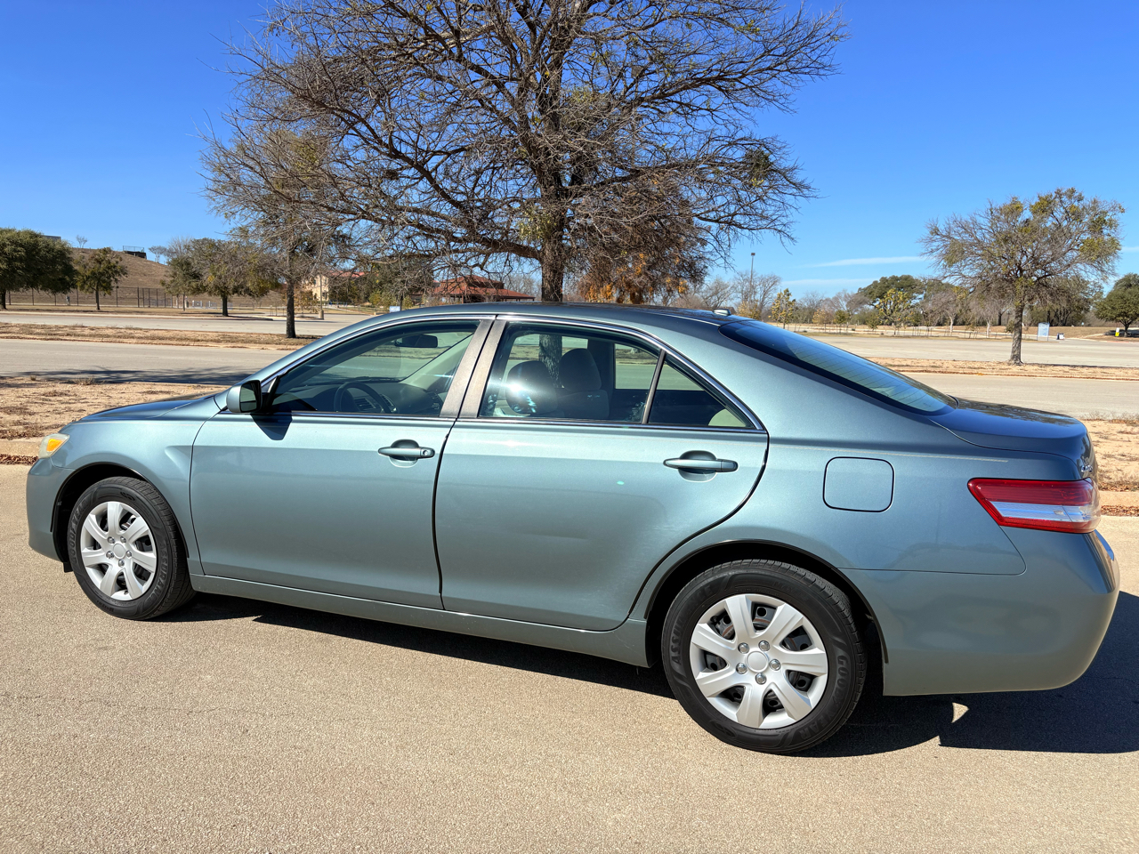Toyota Camry 4dr Sedan LE Auto 2010