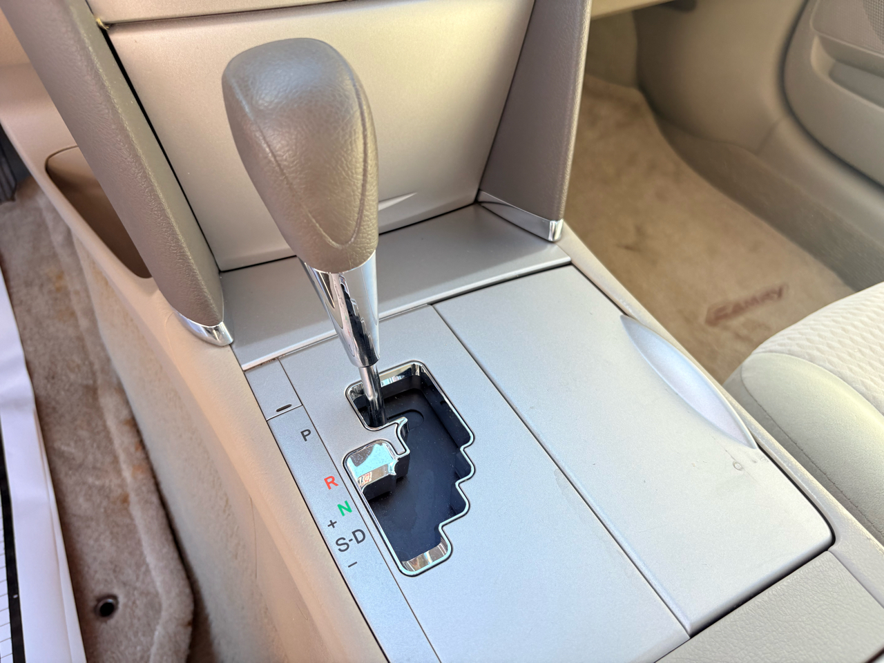 Toyota Camry 4dr Sedan LE Auto 2010