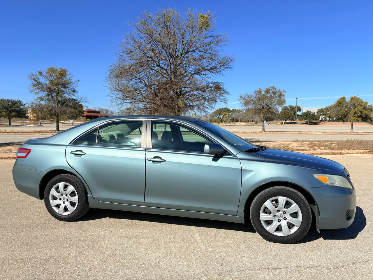 Toyota Camry 4dr Sedan LE Auto 2010