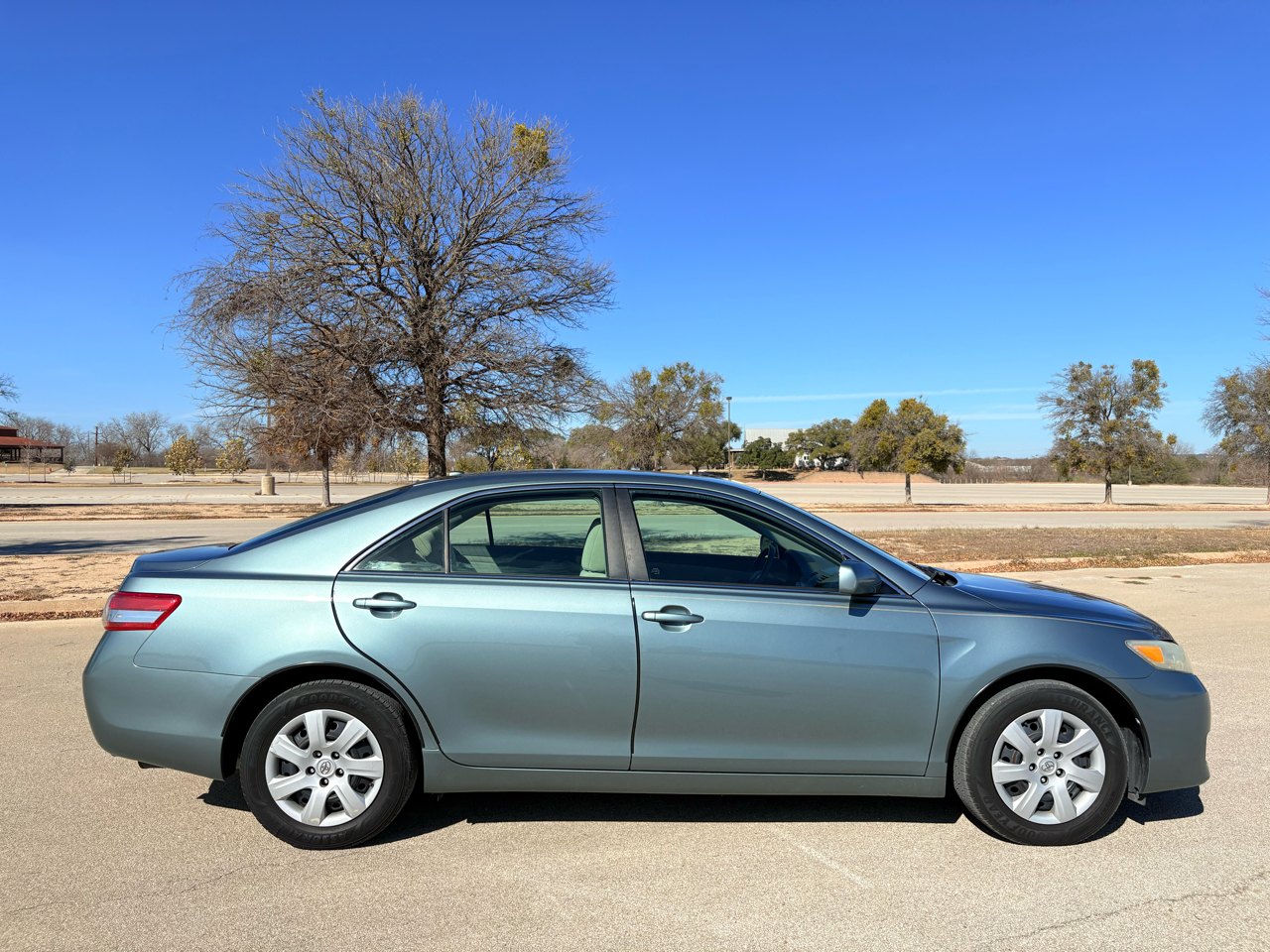 Toyota Camry 4dr Sedan LE Auto 2010