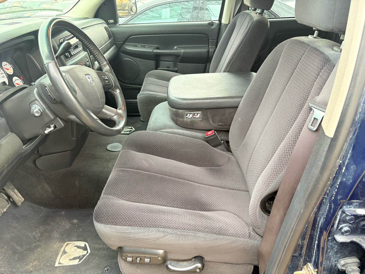 Dodge Ram 1500 4dr Quad Cab 140.5" WB SLT 2004