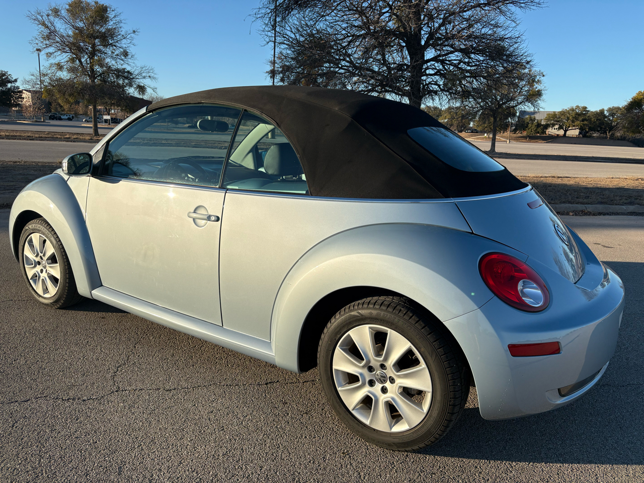 Volkswagen New Beetle Convertible 2dr Auto 2010