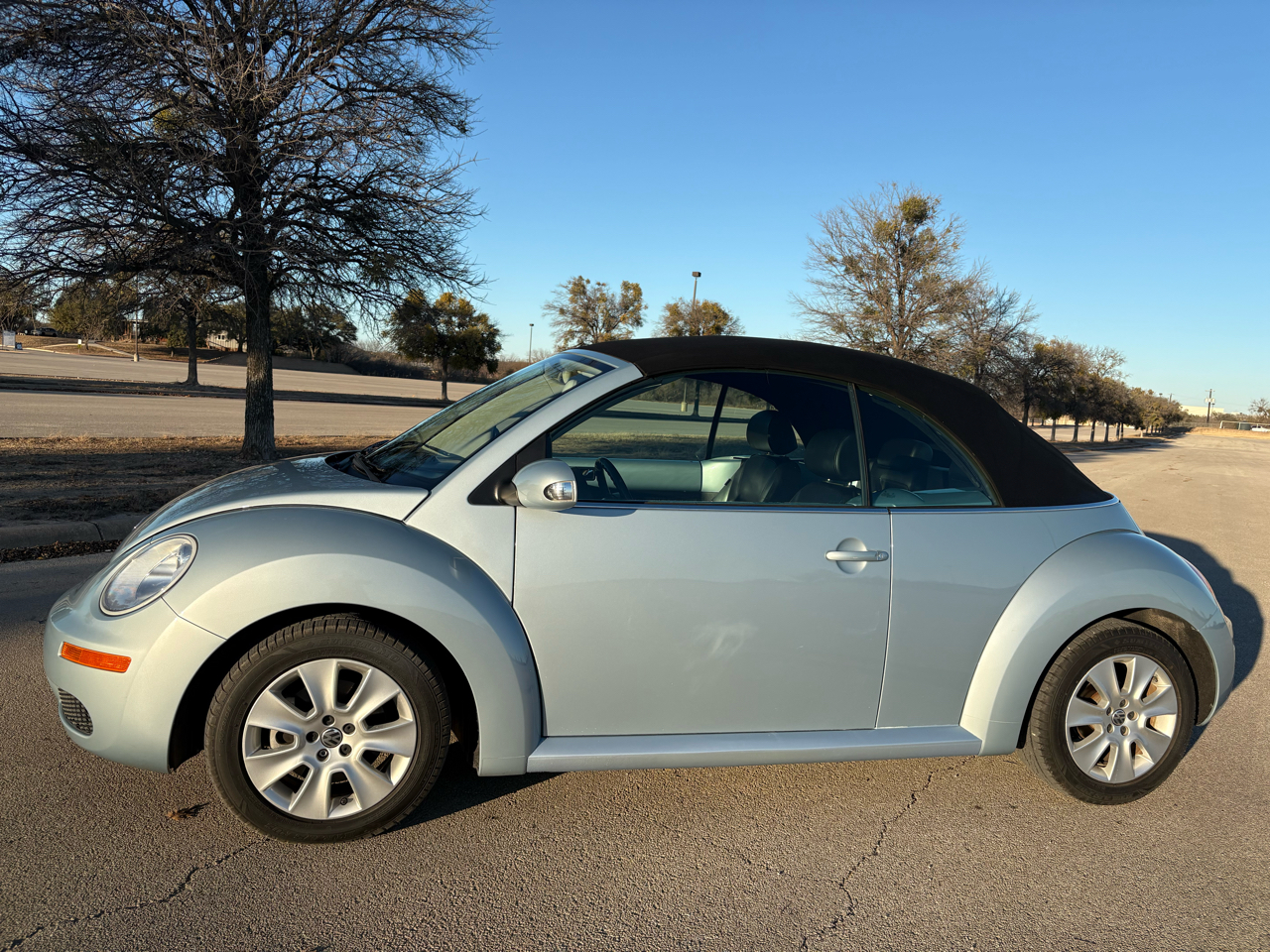 Volkswagen New Beetle Convertible 2dr Auto 2010