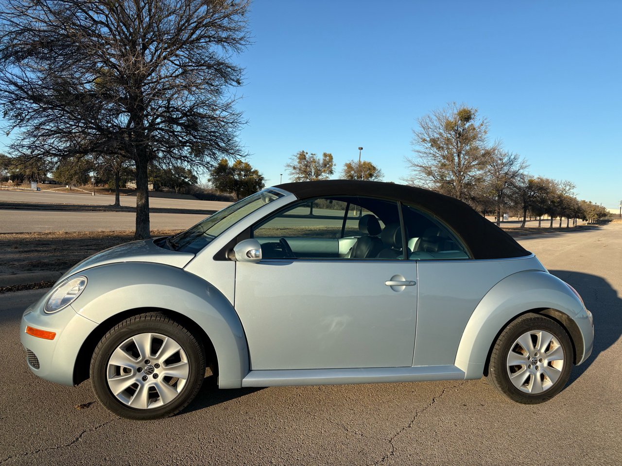 Volkswagen New Beetle Convertible 2dr Auto 2010