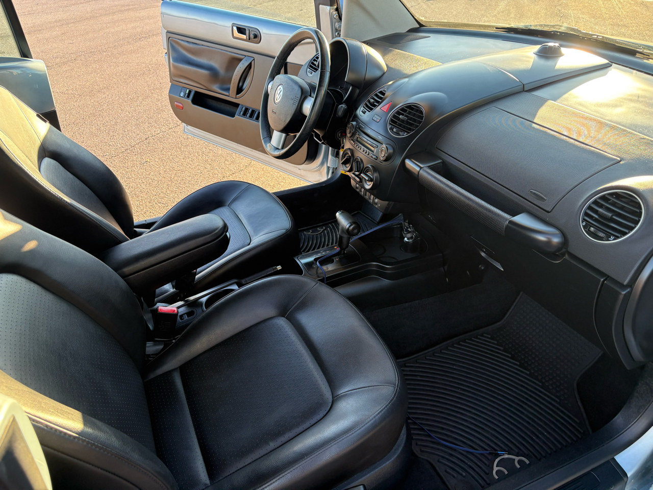 Volkswagen New Beetle Convertible 2dr Auto 2010