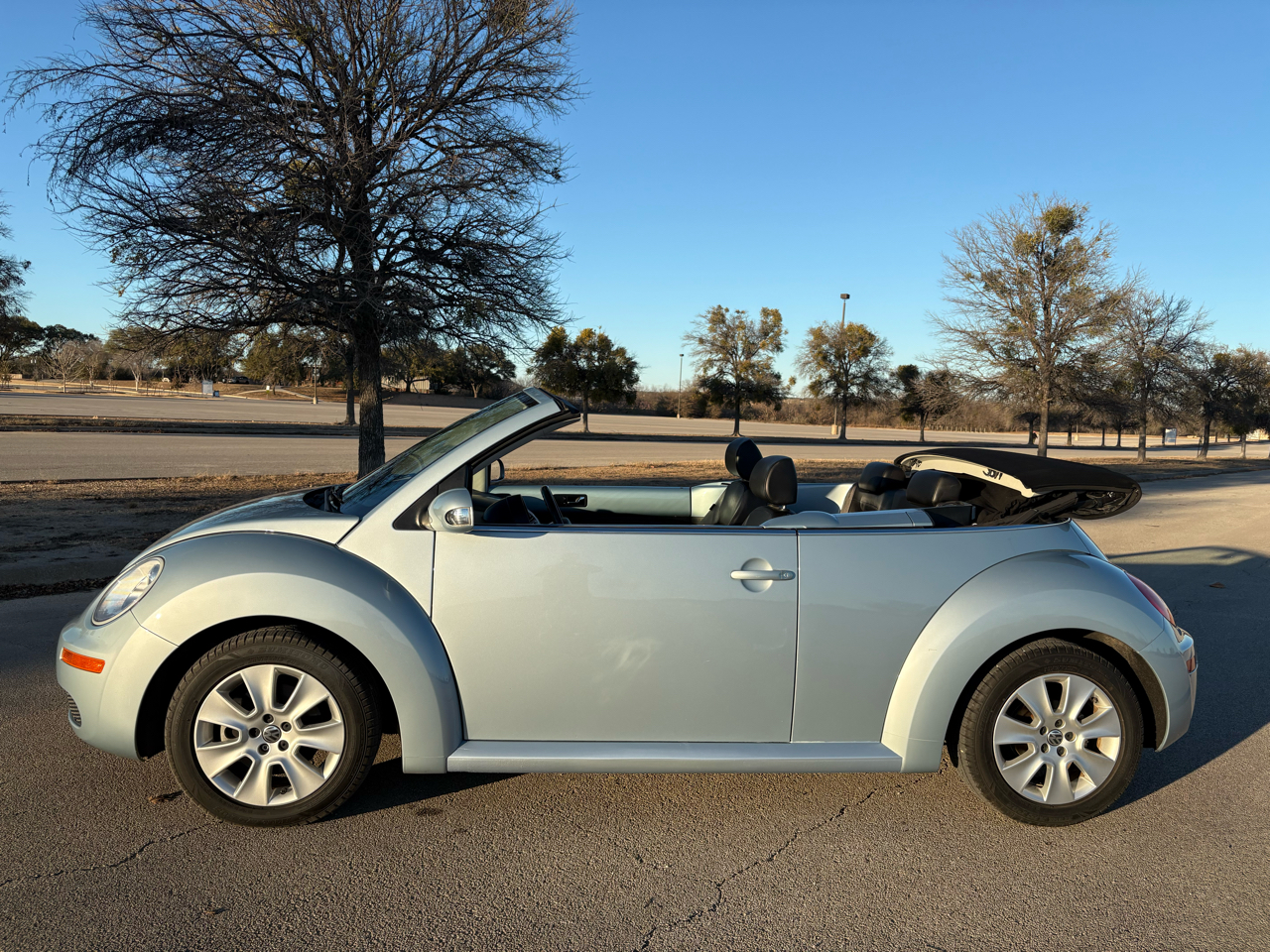 Volkswagen New Beetle Convertible 2dr Auto 2010