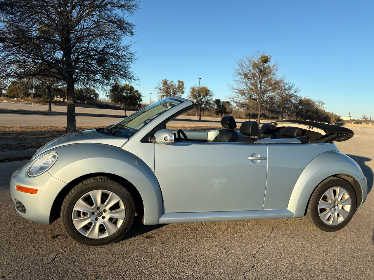 Volkswagen New Beetle Convertible 2dr Auto 2010