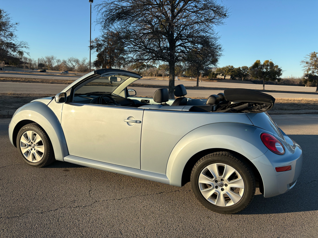 Volkswagen New Beetle Convertible 2dr Auto 2010