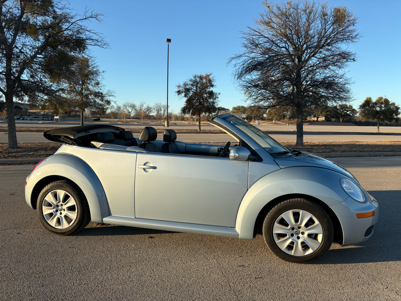 Volkswagen New Beetle Convertible 2dr Auto 2010
