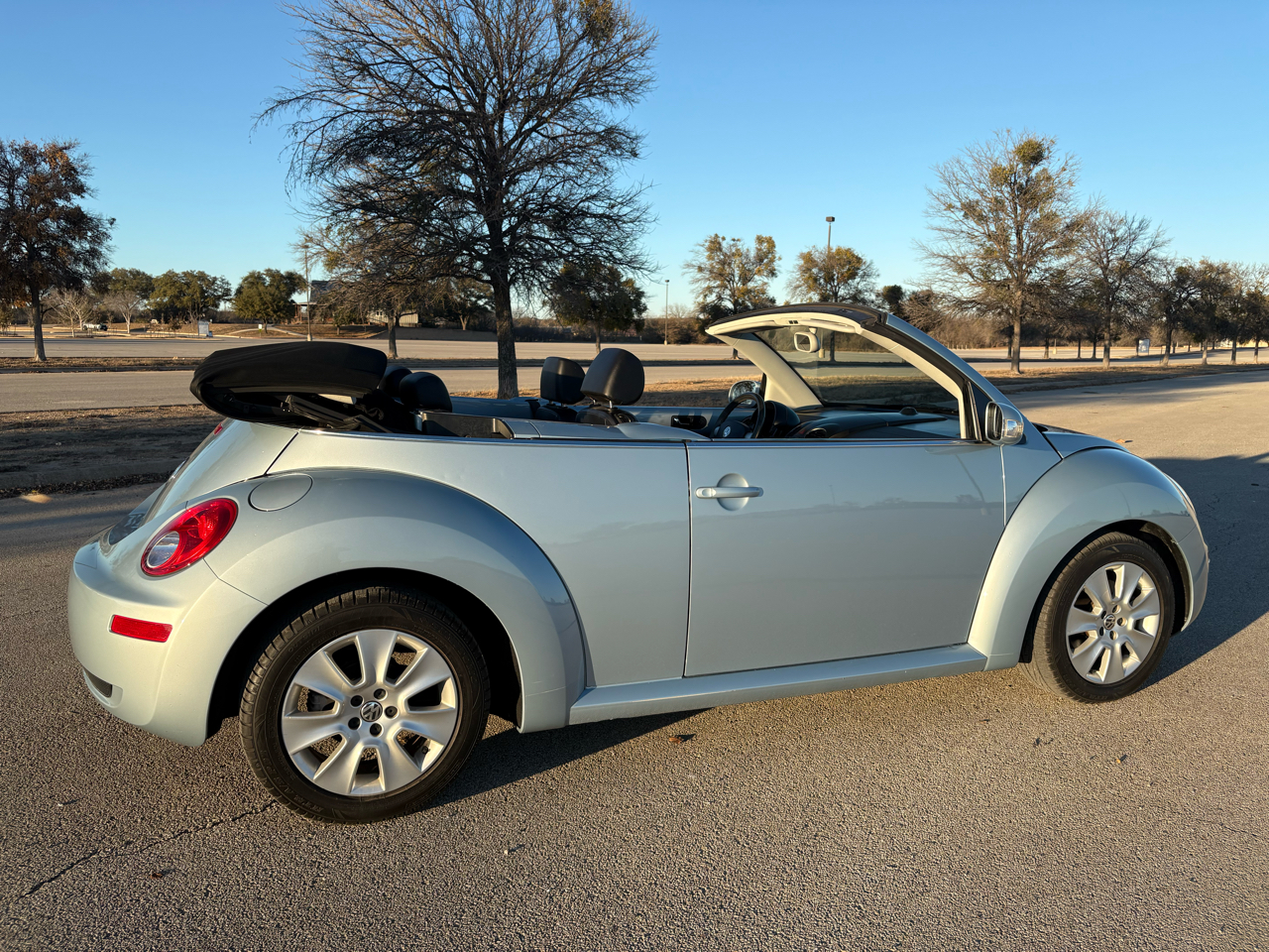 Volkswagen New Beetle Convertible 2dr Auto 2010