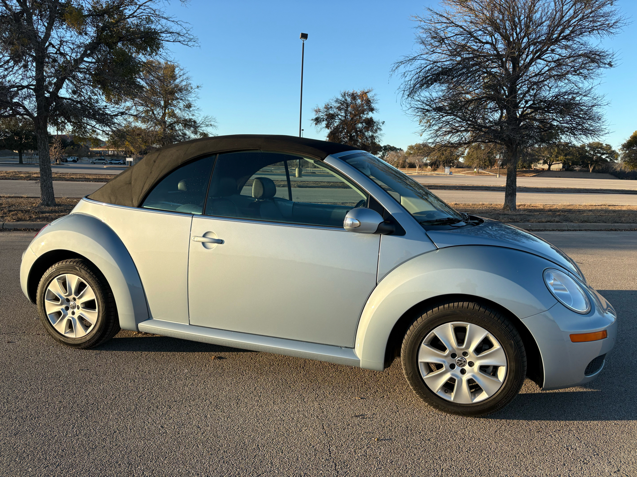 Volkswagen New Beetle Convertible 2dr Auto 2010