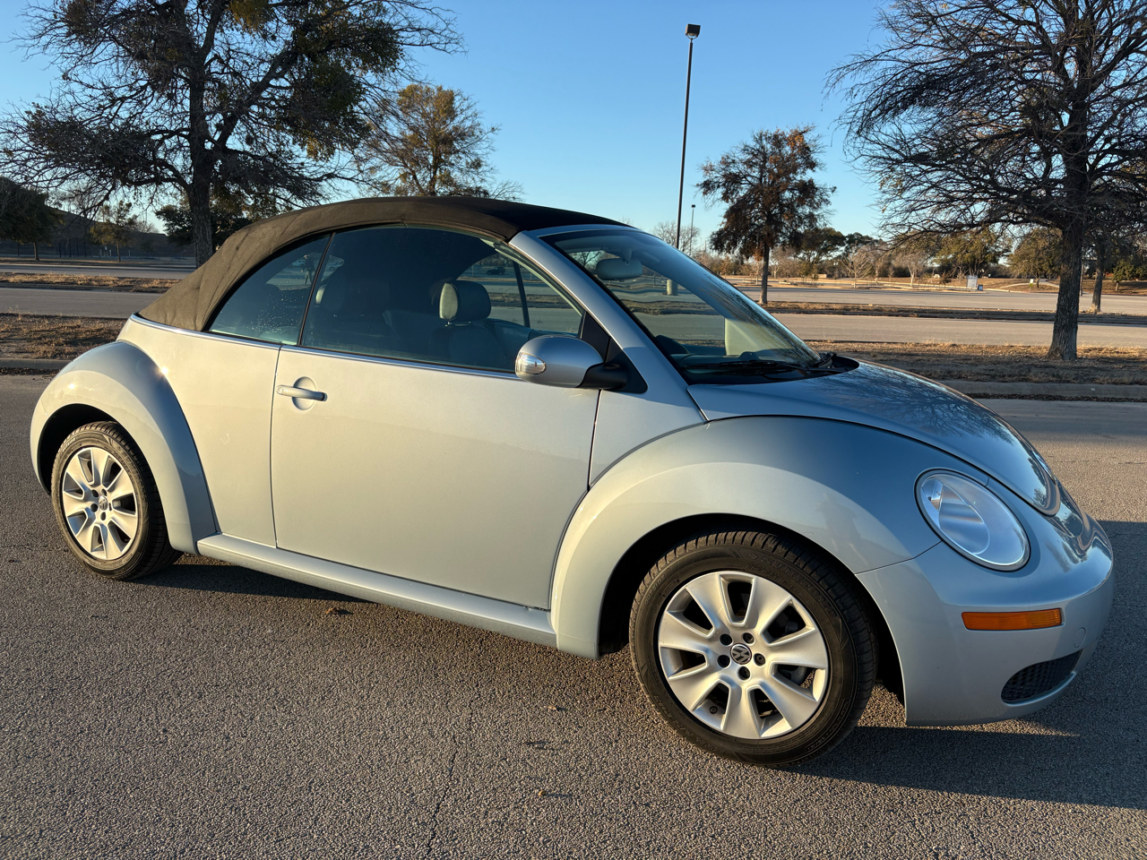 Volkswagen New Beetle Convertible 2dr Auto 2010