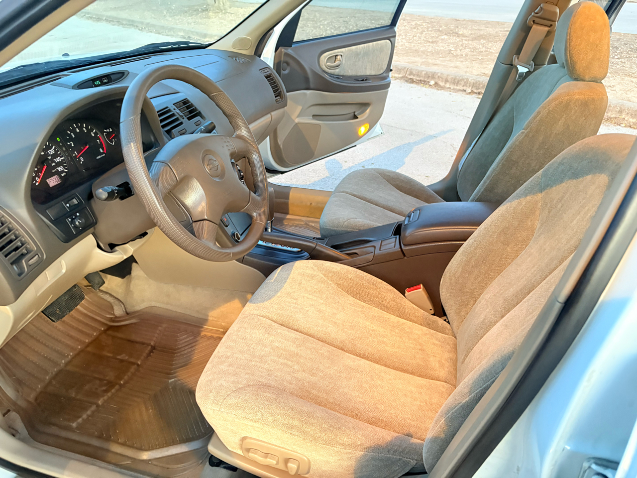 Nissan Maxima 4dr Sdn GXE Auto 2000