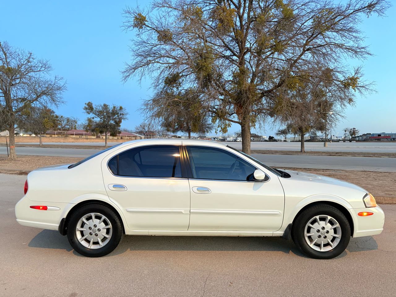 Nissan Maxima 4dr Sdn GXE Auto 2000
