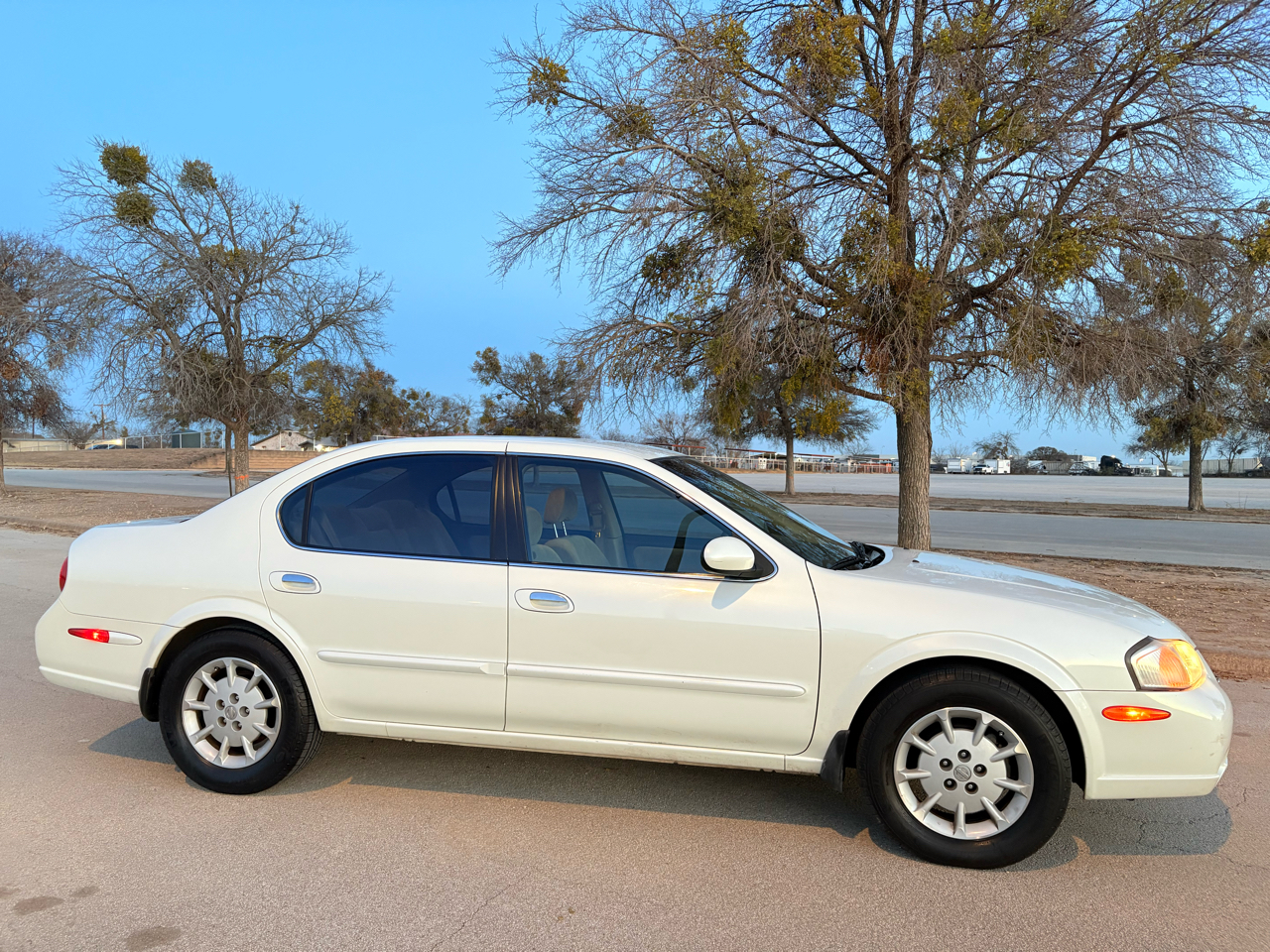 Nissan Maxima 4dr Sdn GXE Auto 2000