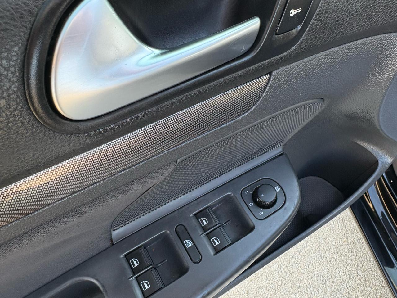 Volkswagen Rabbit 4dr HB Auto 2006