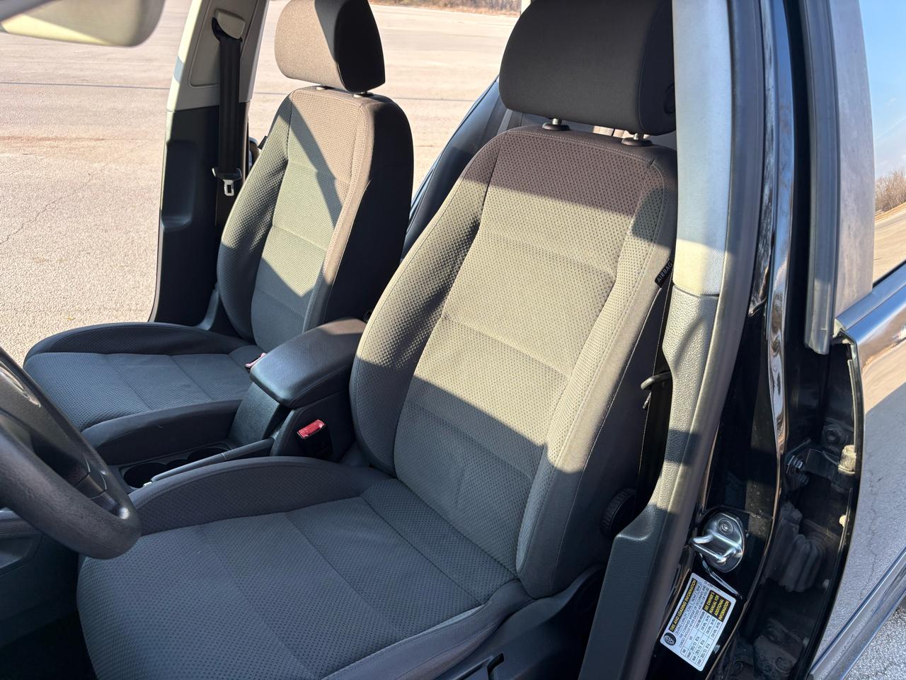 Volkswagen Rabbit 4dr HB Auto 2006